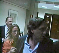 Hernando (derecha) sujetado por la vicepresidenta del Congreso, Carme Chacn. (Foto: CNN+)