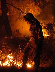 Un miembro de un retn luchando contra el fuego. (Foto: EFE)