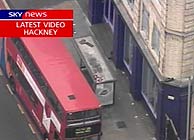 Un autobs pblico es evacuado tras las explosiones. (Foto: Sky News)
