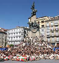 Los ruteros, ya en tierras vascas, muestran la bandera de Euskadi. (Foto: J.L. Cuesta)