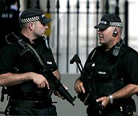 Dos policas custodian la residencia de Tony Blair. (Foto: AP)