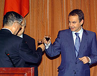 El presidente del Gobierno, José Luis Rodríguez Zapatero brinda con el presidente del Foro España-China, Hu Qili. (Foto: EFE)