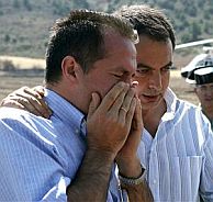 Zapatero consuela al alcalde de Ablanque durante su visita a la zona del incendio de Guadalajara. (Foto: EFE)