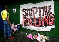Flores y un cartel donde se lee 'Parad los asesinatos', en Stockwell. (Foto: AP)