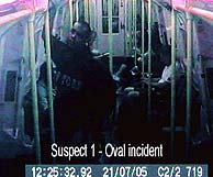 Imagen de uno de los presuntos terroristas en un vagn entre Stockwell y Oval. (Foto: AP)