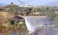 Un helicptero arroja agua sobre el paraje Velern en Estepona. (Foto: EFE)