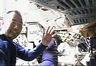 El astronauta Soichi Noguchi, que dar los paseos espaciales, en el primer vdeo enviado desde el Discovery. (Foto: NASA)