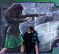 Un joven besa a su novia junto a un mural de exaltación del IRA en Belfast. (Foto: REUTERS/Archivo)