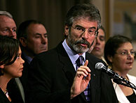 Gerry Adams, en la rueda de prensa ofrecida tras conocerse el anuncio del IRA. (Foto: EFE)