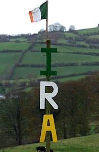 Un poste de telégrafos con las siglas del IRA, en el Ulster. (Foto: REUTERS)