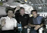 Tres de los tripulantes del 'Discovery' realizaron un videoconferencia con sus familias. (Foto: REUTERS)