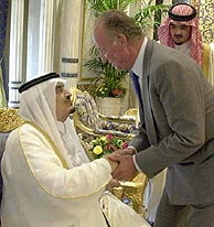 El monarca Fahd junto al rey Don Juan Carlos en una visita a Marbella en 2002. (Foto: EFE)