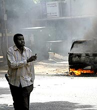 Un ciudadano de Jartum, frente a un coche incendiado. (Foto: REUTERS)