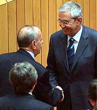 El ex presidente de la Xunta, Manuel Fraga, felicita a Prez Tourio. (Foto: EFE)
