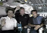 Tres de los tripulantes del Discovery, durante una videoconferencia con sus familias. (Foto: REUTERS)