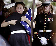 La mujer del marine Brian Opskar llora su muerte, el pasado 23 de julio, en Irak. (Foto: AP)