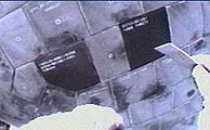 Robinson saca uno de los dos trozos de aislante. (Foto: NASA TV)