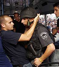 La Polica israel trata de contener a los manifestantes. (Foto: AFP)