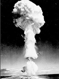 Hongo de la explosin nuclear para las pruebas que Francia hizo en el atoln de Mururoa en 1995. (Foto: REUTERS)