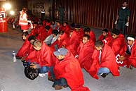 Los inmigrantes en el puerto de Algeciras. (Foto: EFE)
