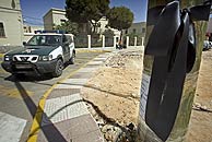 Un lazon negro pende de un poste frente al cuartel de la Guardia Civil. (Foto: EFE)