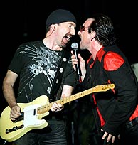 Bono y The Edge, durante el concierto. (Foto: REUTERS)
