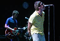 Liam y Noel Gallagher, durante el concierto. (Foto: AFP)