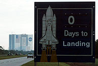 Un cartel cercano al Centro Espacial Kennedy muestra la cuenta atrs para el aterrizaje. (Foto: AP)
