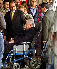 Pinochet, mientras era trasladado para visitar a su esposa. (Foto: AFP)