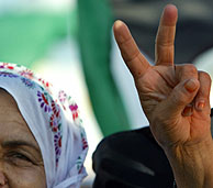 Una mujer palestina celebra la retirada israel de Gaza. (Foto: Reuters)