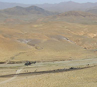 Imagen del lugar; a la derecha, los restos del accidente. VER IMAGEN AMPLIADA(Foto: Ministerio de Defensa)