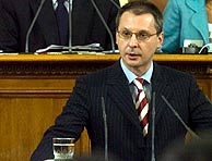 Sergei Stanishev se dirige al Parlamento. (Foto. EFE)