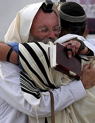 Dos judos ortodoxos se abrazan en Neve Dekalim. (Foto: EFE)
