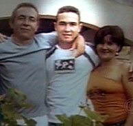 Jean Charles de Menezes, el joven brasileo tiroteado, en el centro, junto a dos familiares. (Foto: AP)
