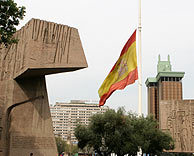 Luto oficial hasta el sbado: las banderas espaolas ondean a media asta. En la imagen, la Plaza de Coln de Madrid. (VEA MS IMGENES)