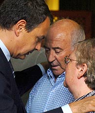 Los padres del militar Alfredo Francisco Joga, con el presidente del Gobierno, en la base de Colmenar Viejo. (Foto: EFE)