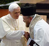 Un lder religioso judo da la bienvenida al Papa. (Foto: AP)