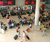 Miles de pasajeros y maletas pasan estos das por los aeropuertos y estaciones de tren de Espaa. (Foto: EFE)