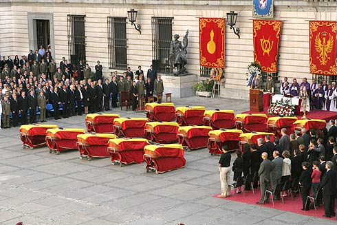 Los 17 fretros, en el del patio central del Palacio de Buenavista durante el funeral. (Foto: EFE)