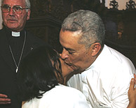 El pastor Evans David Gliwitzki besa a su esposa Patricia tras ser ordenado sacerdote catlico. (Foto: EFE)