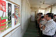 Un grupo de iraques miran los carteles en los que se pide apoyo para la Constitucin. (Foto: AP)