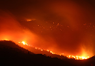 Imagen de uno de los dos incendios declarados en Riba-roja d'Ebre. (Foto: EFE)