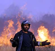 Los bomberos se ven desbordados por el fuego en los montes gallegos. (Foto: AFP)