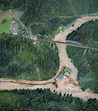 En Austria, el pueblo de Ischgl, est inundado por el ro Trisanna. (Foto: EFE)