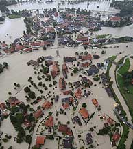 En Alemania la localidad de Eschenlohe se encuentra completamente inundada. (Foto: EFE)