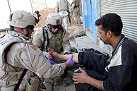 Dos soldados de EEUU atienden a un iraqu. (Foto: EFE)