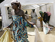 Una mujer recibiendo ayuda humanitaria en Nger. (Foto: AFP)