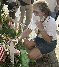 Una partidaria de Bush se arrodilla ante una cruz. (Foto: REUTERS)