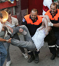 Los servicios de emergencia trasladan a una mujer herida. (Foto: EFE)