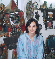 Amanda, en una típica tienda de artesanía en la medina de Fez.